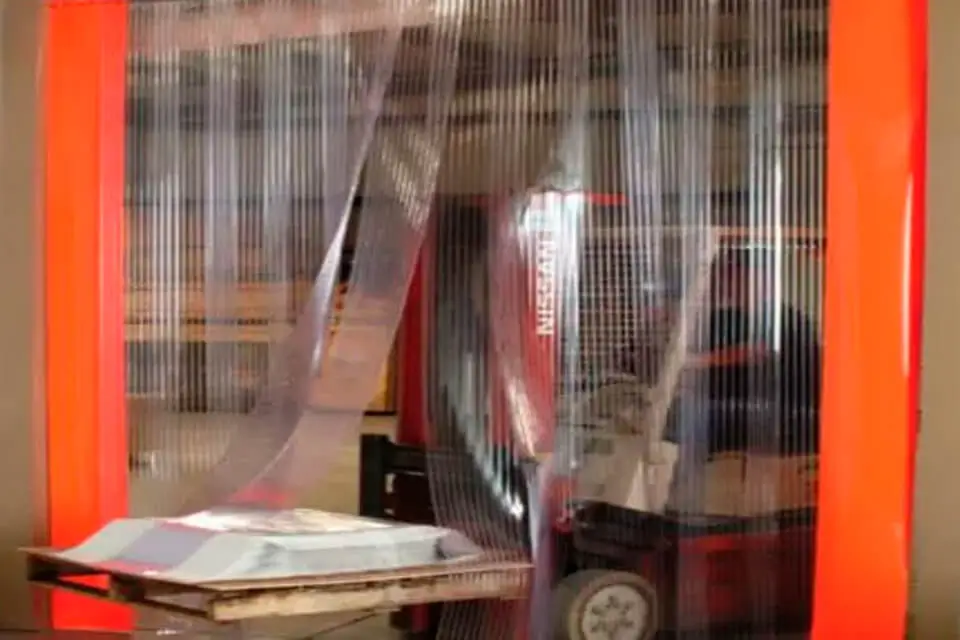 Морозостойкая ПВХ завеса 400 мм полупрозрачная рифленая