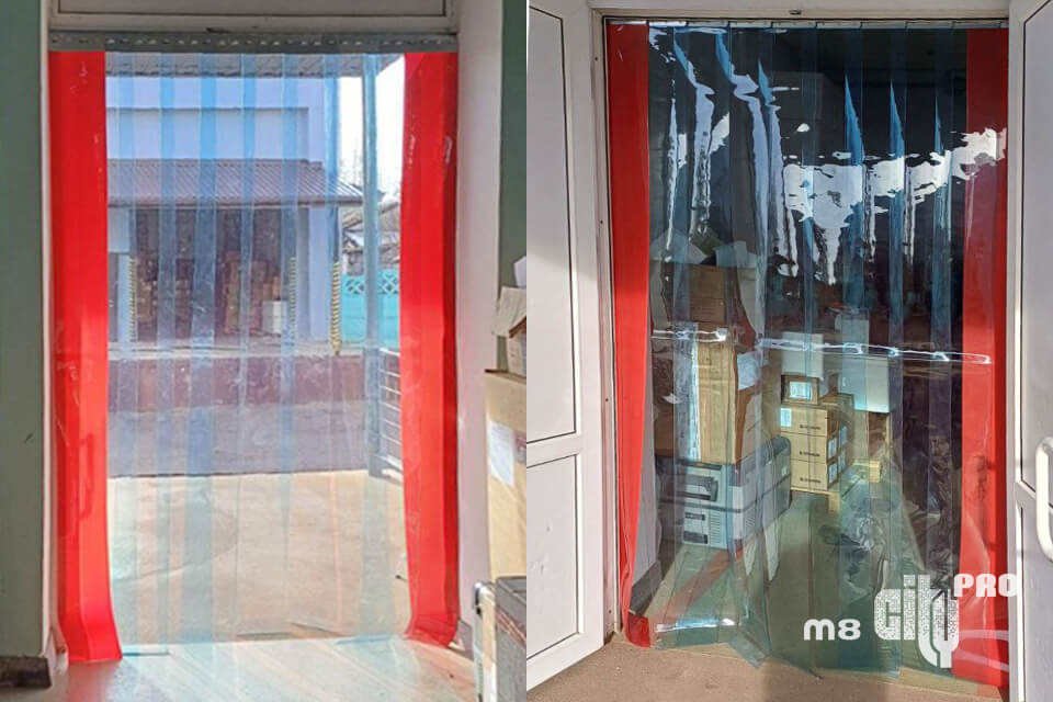 Применение цветных ПВХ-лент в проемах для защиты и разделения помещений Проем с установленными цветными лентами ПВХ, обеспечивающими защиту от пыли, сквозняков и разделение пространства